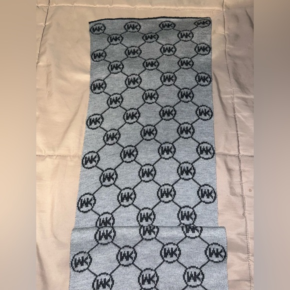Michael Kors Scarf - Picture 1 of 7